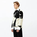 سترة محبوكة عليها عبارة "رجل مصاب"