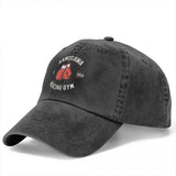 قفازات ملاكمة وقبعة عتيقة