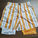 SCHWARZE PERFORMANCE-SHORTS MIT KONTRAST AM BEIN