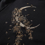 KAPUZENPULLI MIT NEUN SCHWÄNZEN UND STICKEREI